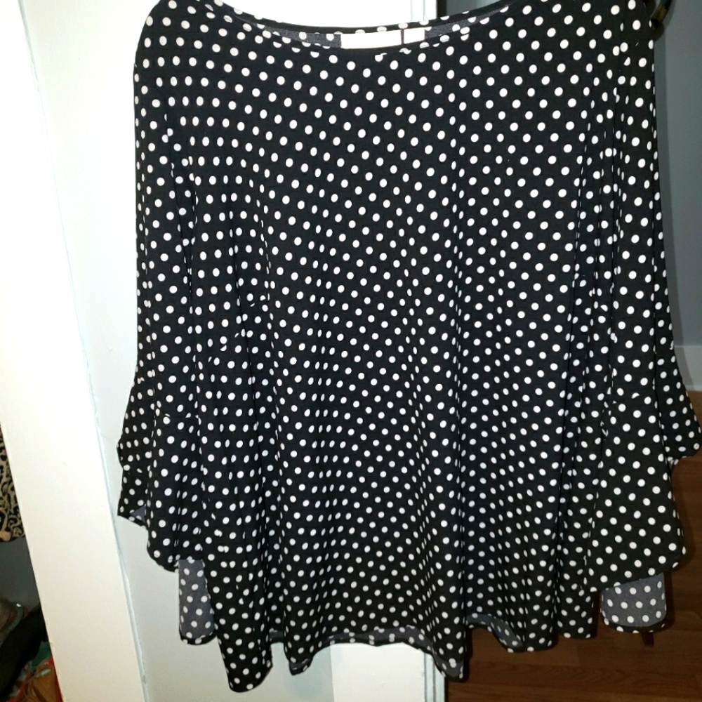 Bella Kim graves top